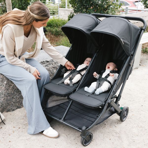 UPPAbaby MINU Duo Buggy - Jake Carbon Frame Met Zwart Leer UPPAbaby MINU Duo Buggy - Jake Carbon Frame Met Zwart Leer