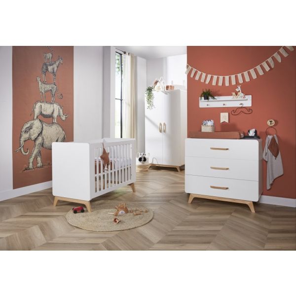 Europe Baby Iglo Ledikant 70 x 140 cm Incl. Juniorzijden/Commode - Wit Europe Baby Iglo Ledikant 70 x 140 cm Incl. Juniorzijden/Commode - Wit