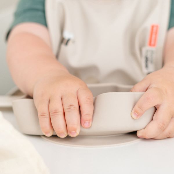 Done By Deer Sheepy Stick&Stay Bordje - Silicone - Sand 