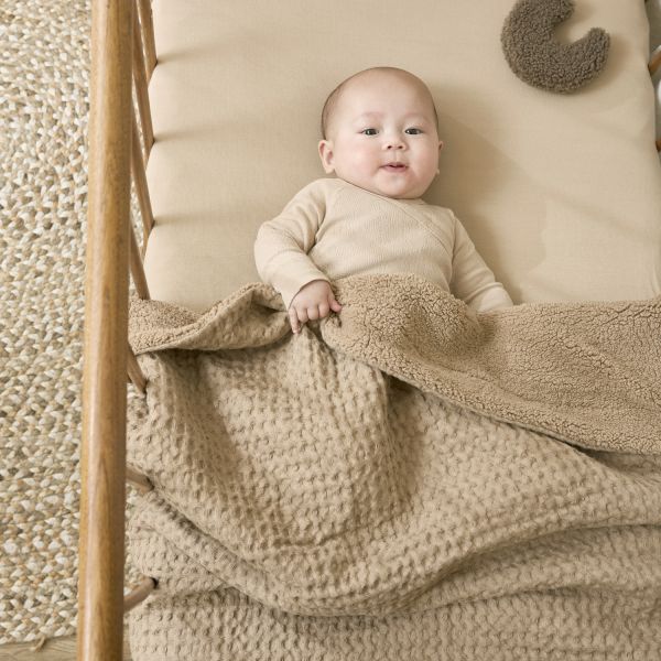 Meyco Baby Ledikantdeken Wafel Teddy Taupe 100 x 150 cm Meyco Baby Ledikantdeken Wafel Teddy Taupe 100 x 150 cm