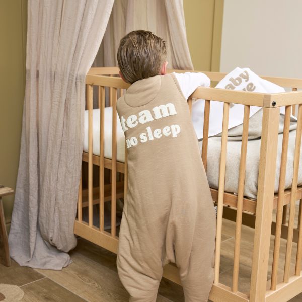 Meyco Baby Slaapzak Jumper Winter Slub Met Team No Sleep Applicatie Taupe / Offwhite 80 cm