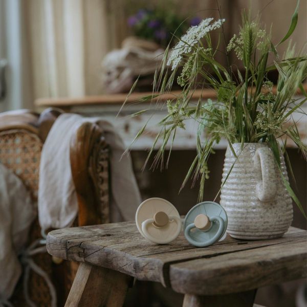 FRIGG Little Viking Fopspeen - Rond - 2 Stuks - 6-18 Mnd - Sage/Cream FRIGG Little Viking Fopspeen - Rond - 2 Stuks - 6-18 Mnd - Sage/Cream