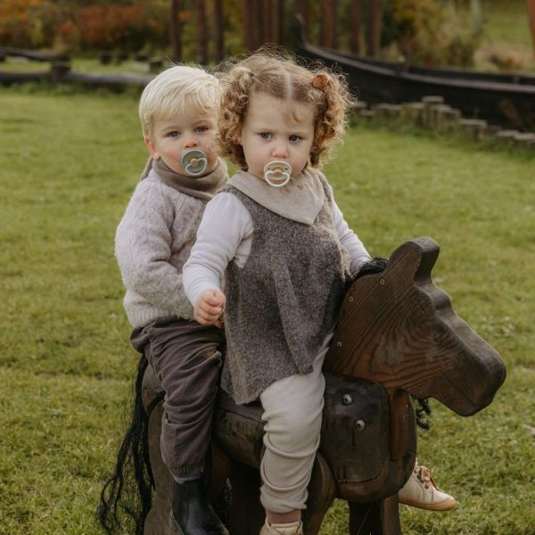 FRIGG Little Viking Fopspeen - Rond - 2 Stuks - 6-18 Mnd - Sage/Cream FRIGG Little Viking Fopspeen - Rond - 2 Stuks - 6-18 Mnd - Sage/Cream