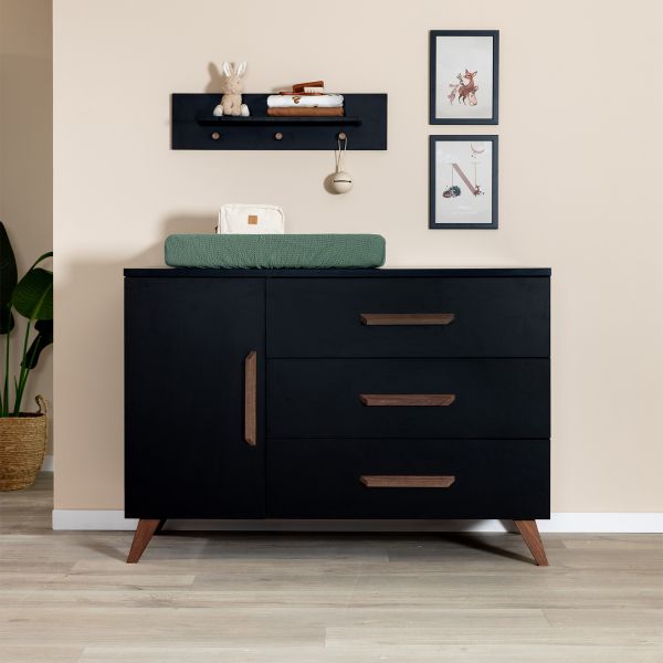 TWF Meegroeibed - Commode XL 3 Laden 1 Deur - Hanglegkast XL 3 Deuren 2 Lade Modena Walnoot TWF Meegroeibed - Commode XL 3 Laden 1 Deur - Hanglegkast XL 3 Deuren 2 Lade Modena Walnoot