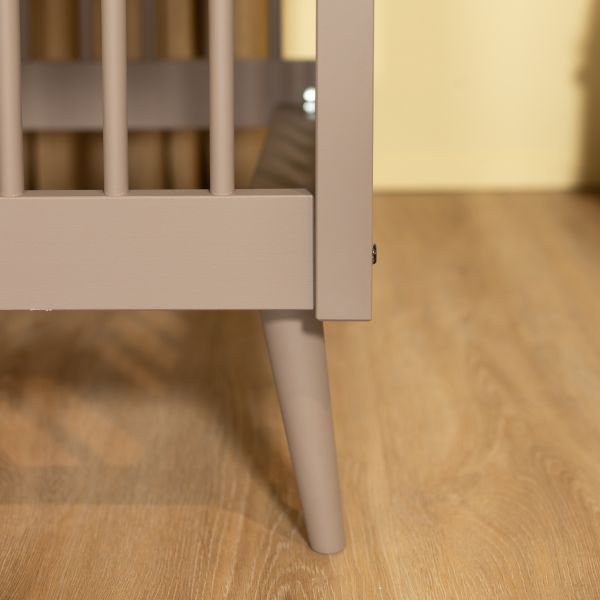 Europe Baby Evy Ledikant 60 x 120 cm - Chestnut Europe Baby Evy Ledikant 60 x 120 cm - Chestnut