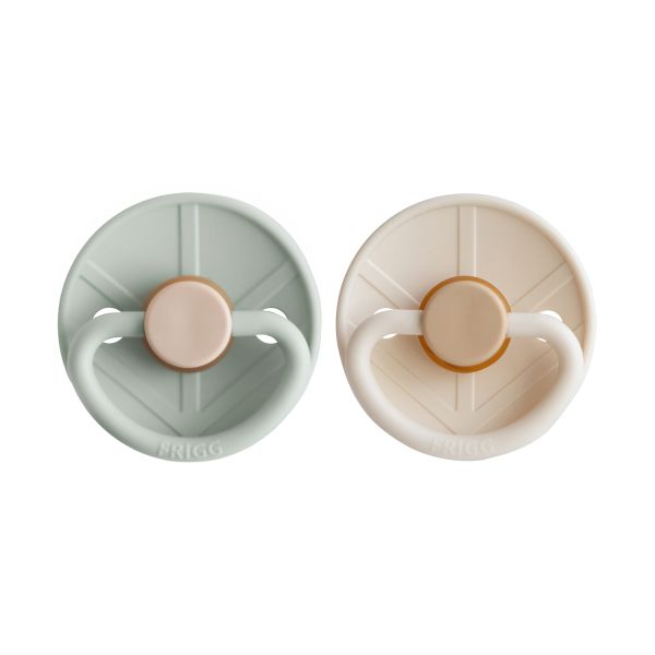 FRIGG Little Viking Fopspeen - Rond - 2 Stuks - 6-18 Mnd - Sage/Cream FRIGG Little Viking Fopspeen - Rond - 2 Stuks - 6-18 Mnd - Sage/Cream