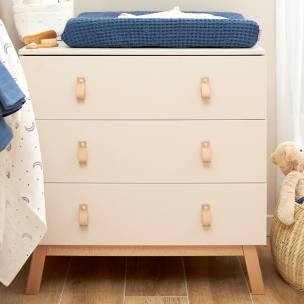 Bopita Ledikant 60 x 120 cm - Commode - Hanglegkast 2-drs - Lines - Dune/Natural Bopita Ledikant 60 x 120 cm - Commode - Hanglegkast 2-drs - Lines - Dune/Natural