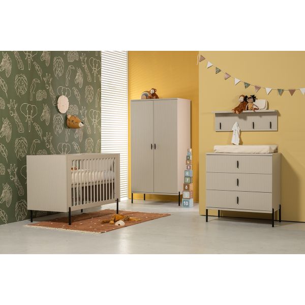 TWF Ledikant 70 x 140 - Commode 3 Laden - Hanglegkast 2 Deuren Waves Clay TWF Ledikant 70 x 140 - Commode 3 Laden - Hanglegkast 2 Deuren Waves Clay