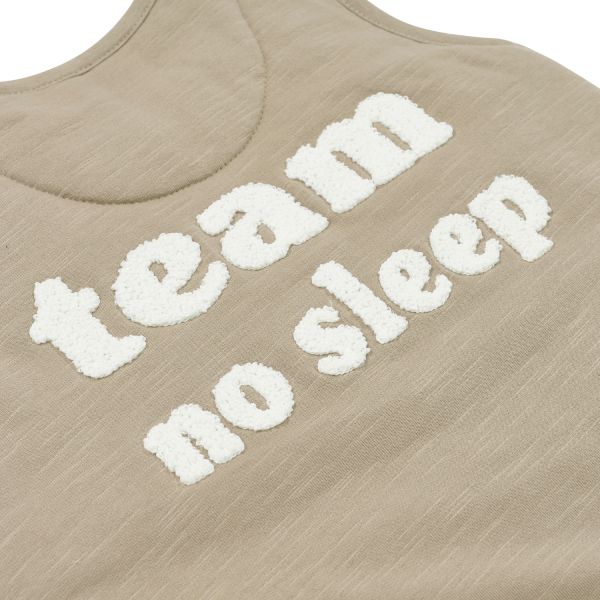 Meyco Baby Slaapzak Jumper Winter Slub Met Team No Sleep Applicatie Taupe / Offwhite 80 cm Meyco Baby Slaapzak Jumper Winter Slub Met Team No Sleep Applicatie Taupe / Offwhite 80 cm