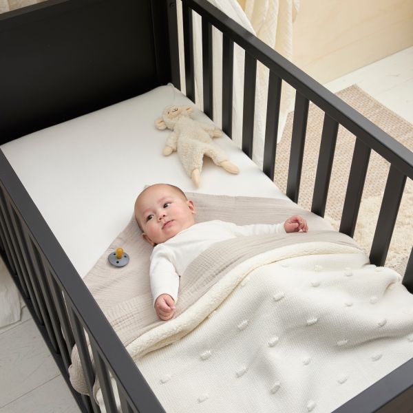 Meyco Baby Ledikantdeken Teddy Knots Offwhite 100 x 150 cm Meyco Baby Ledikantdeken Teddy Knots Offwhite 100 x 150 cm