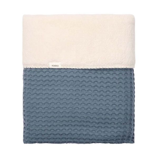 Koeka Oslo Ledikantdeken - Maat 100 x 150 - Wafel/Teddy - Bluestone Koeka Oslo Ledikantdeken - Maat 100 x 150 - Wafel/Teddy - Bluestone