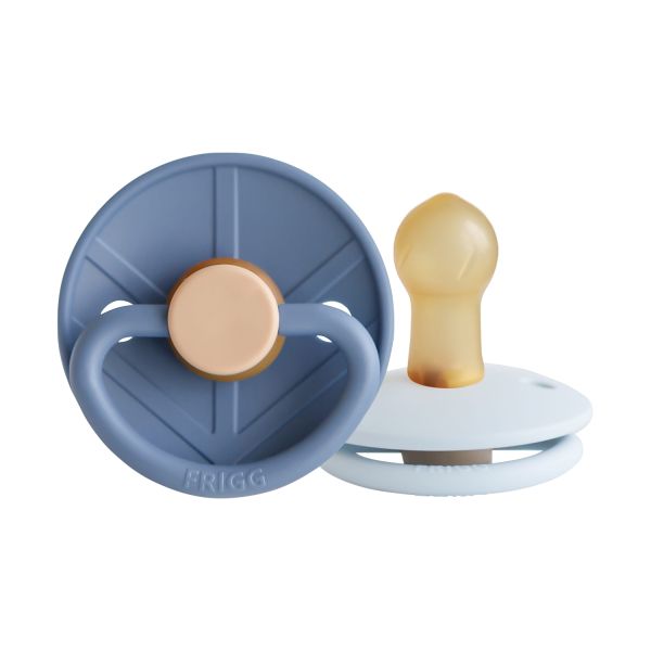 Frigg Little Viking Fopspeen - Rond - 2 Stuks - 0-6 Mnd - Ocean View/Powder Blue Frigg Little Viking Fopspeen - Rond - 2 Stuks - 0-6 Mnd - Ocean View/Powder Blue