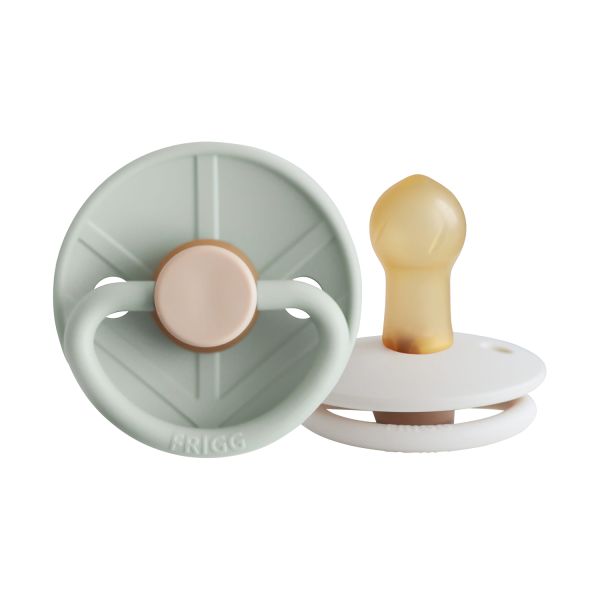 Frigg Little Viking Fopspeen - Rond - 2 Stuks - 0-6 Mnd - Sage/Cream Frigg Little Viking Fopspeen - Rond - 2 Stuks - 0-6 Mnd - Sage/Cream