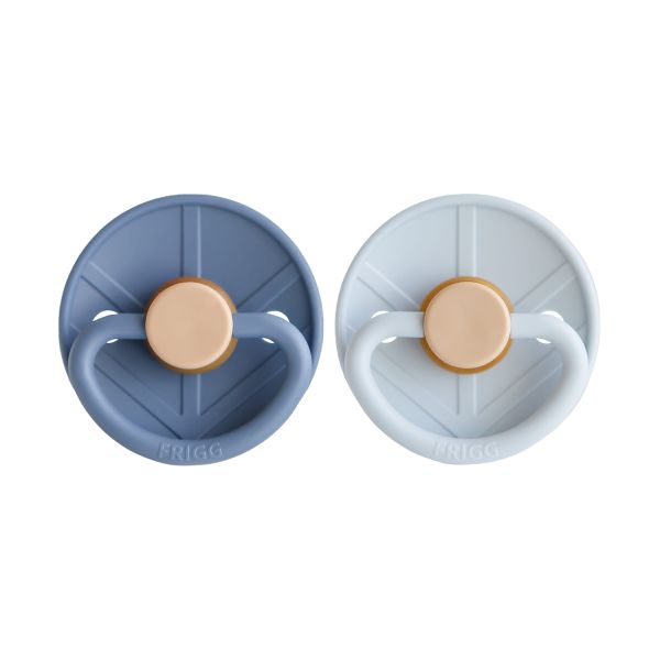 Frigg Little Viking Fopspeen - Rond - 2 Stuks - 0-6 Mnd - Ocean View/Powder Blue Frigg Little Viking Fopspeen - Rond - 2 Stuks - 0-6 Mnd - Ocean View/Powder Blue