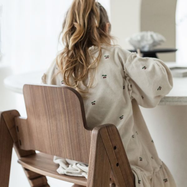 Kidsmill Up! Kinderstoel Walnoothout Incl. Houten Babyset - Walnootkleur Kidsmill Up! Kinderstoel Walnoothout Incl. Houten Babyset - Walnootkleur