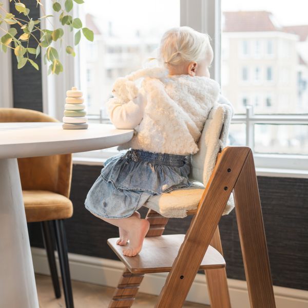Kidsmill Up! Kinderstoel Walnoothout Incl. Houten Babyset - Walnootkleur Kidsmill Up! Kinderstoel Walnoothout Incl. Houten Babyset - Walnootkleur