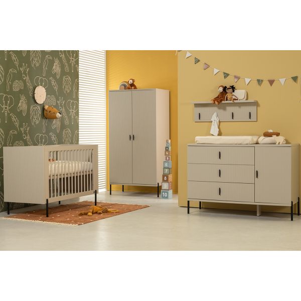 TWF Ledikant 70 x 140 - Commode XL 3 Laden 1 Deur - Hanglegkast 2 Deuren Waves Clay TWF Ledikant 70 x 140 - Commode XL 3 Laden 1 Deur - Hanglegkast 2 Deuren Waves Clay