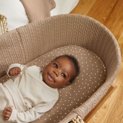 The Little Green Sheep Moses Mandje En Matras Organic Knitted Truffle The Little Green Sheep Moses Mandje En Matras Organic Knitted Truffle