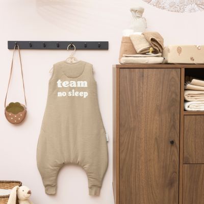 Meyco Baby Slaapzak Jumper Winter Slub Met Team No Sleep Applicatie Taupe / Offwhite 80 cm Meyco Baby Slaapzak Jumper Winter Slub Met Team No Sleep Applicatie Taupe / Offwhite 80 cm