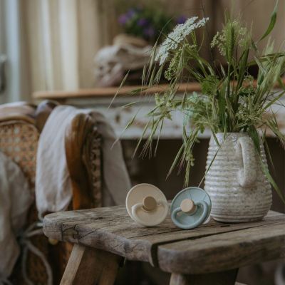 Frigg Little Viking Fopspeen - Rond - 2 Stuks - 0-6 Mnd - Sage/Cream Frigg Little Viking Fopspeen - Rond - 2 Stuks - 0-6 Mnd - Sage/Cream
