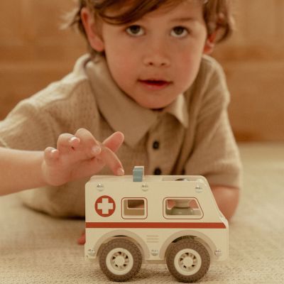 Little Dutch Ambulance Inclusief Pegdoll – Hout Little Dutch Ambulance Inclusief Pegdoll – Hout