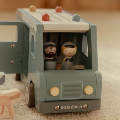 Little Dutch Politiewagen Inclusief Pegdolls – Hout Little Dutch Politiewagen Inclusief Pegdolls – Hout