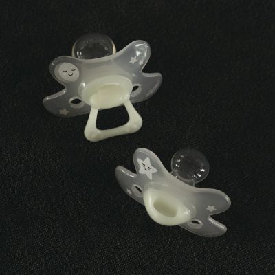 Difrax Fopspeen Mina Glow In The Dark Natural 0-6mnd Ass. Difrax Fopspeen Mina Glow In The Dark Natural 0-6mnd Ass.