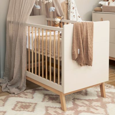 Bopita Ledikant 60 x 120 cm - Commode - Hanglegkast 2-drs - Lines - Dune/Natural Bopita Ledikant 60 x 120 cm - Commode - Hanglegkast 2-drs - Lines - Dune/Natural