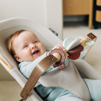 UPPAbaby Mira V2 3-in-1 Wipstoeltje - Townsend - Beige / Walnoot UPPAbaby Mira V2 3-in-1 Wipstoeltje - Townsend - Beige / Walnoot