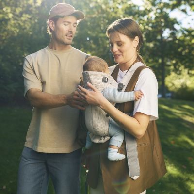 BabyBjörn Mini Draagzak - 3D‑Mesh - Crème BabyBjörn Mini Draagzak - 3D‑Mesh - Crème