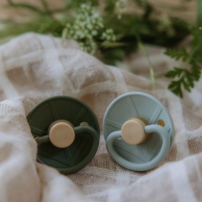 FRIGG Little Viking Fopspeen - Rond - 2 Stuks - 6-18 Mnd - Sage/Olive