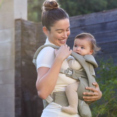 Ergobaby Omni Deluxe Mesh Draagzak - Soft Olive Ergobaby Omni Deluxe Mesh Draagzak - Soft Olive