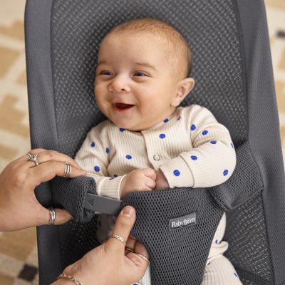 BabyBjörn Begin Wipstoeltje - Mesh - Donkergrijs BabyBjörn Begin Wipstoeltje - Mesh - Donkergrijs
