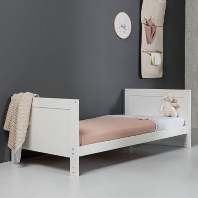 Europe Baby Sarah Ledikant 70 x 140 cm Incl. Juniorzijden/Commode 3 Laden/Hanglegkast 2 Deuren - Wit Europe Baby Sarah Ledikant 70 x 140 cm Incl. Juniorzijden/Commode 3 Laden/Hanglegkast 2 Deuren - Wit