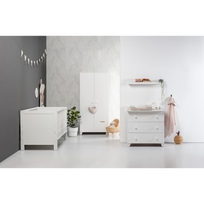 Europe Baby Sarah Ledikant 70 x 140 cm Incl. Juniorzijden/Commode 3 Laden/Hanglegkast 2 Deuren - Wit Europe Baby Sarah Ledikant 70 x 140 cm Incl. Juniorzijden/Commode 3 Laden/Hanglegkast 2 Deuren - Wit